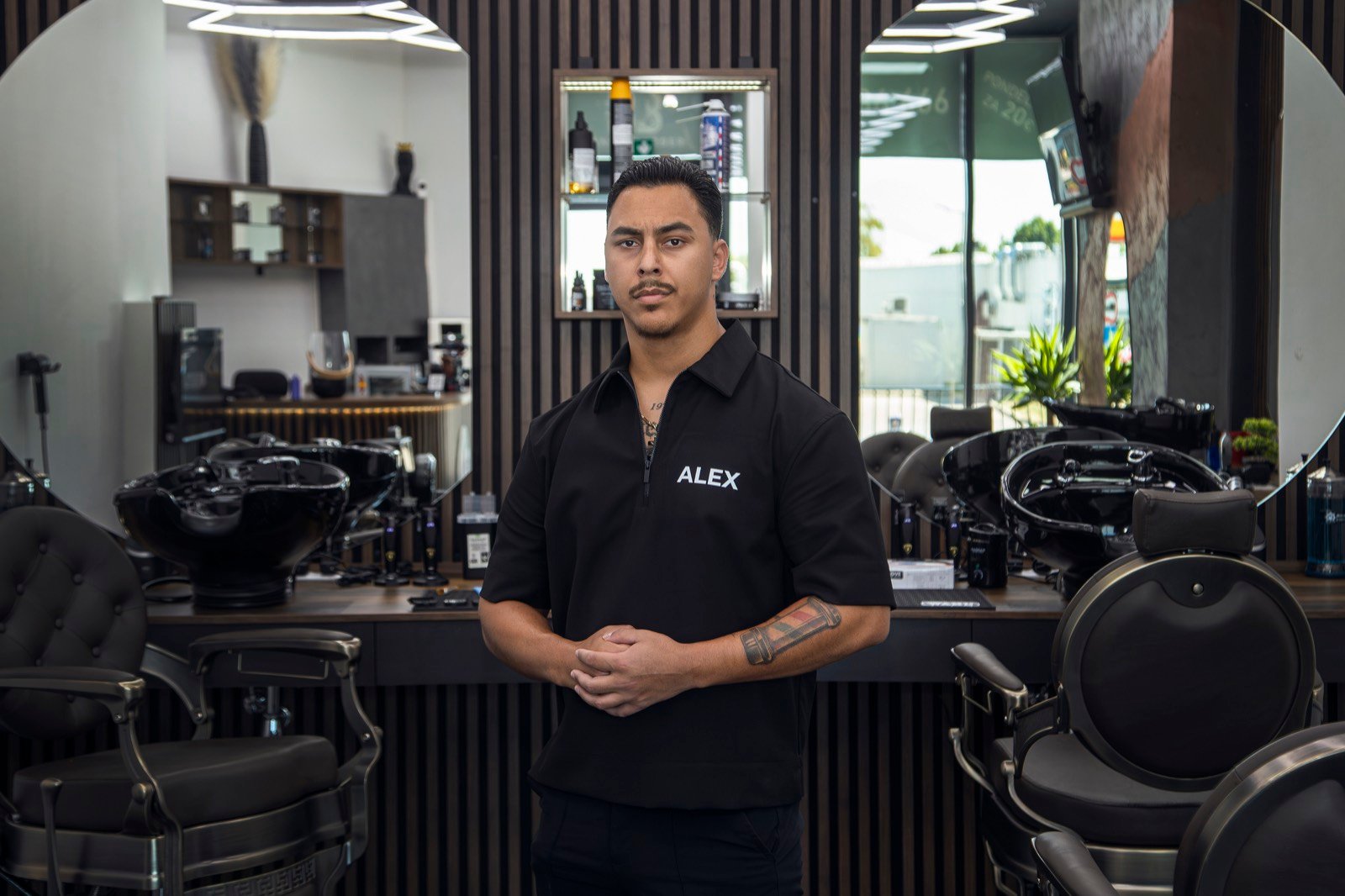 Alex – barber v Banda Barber